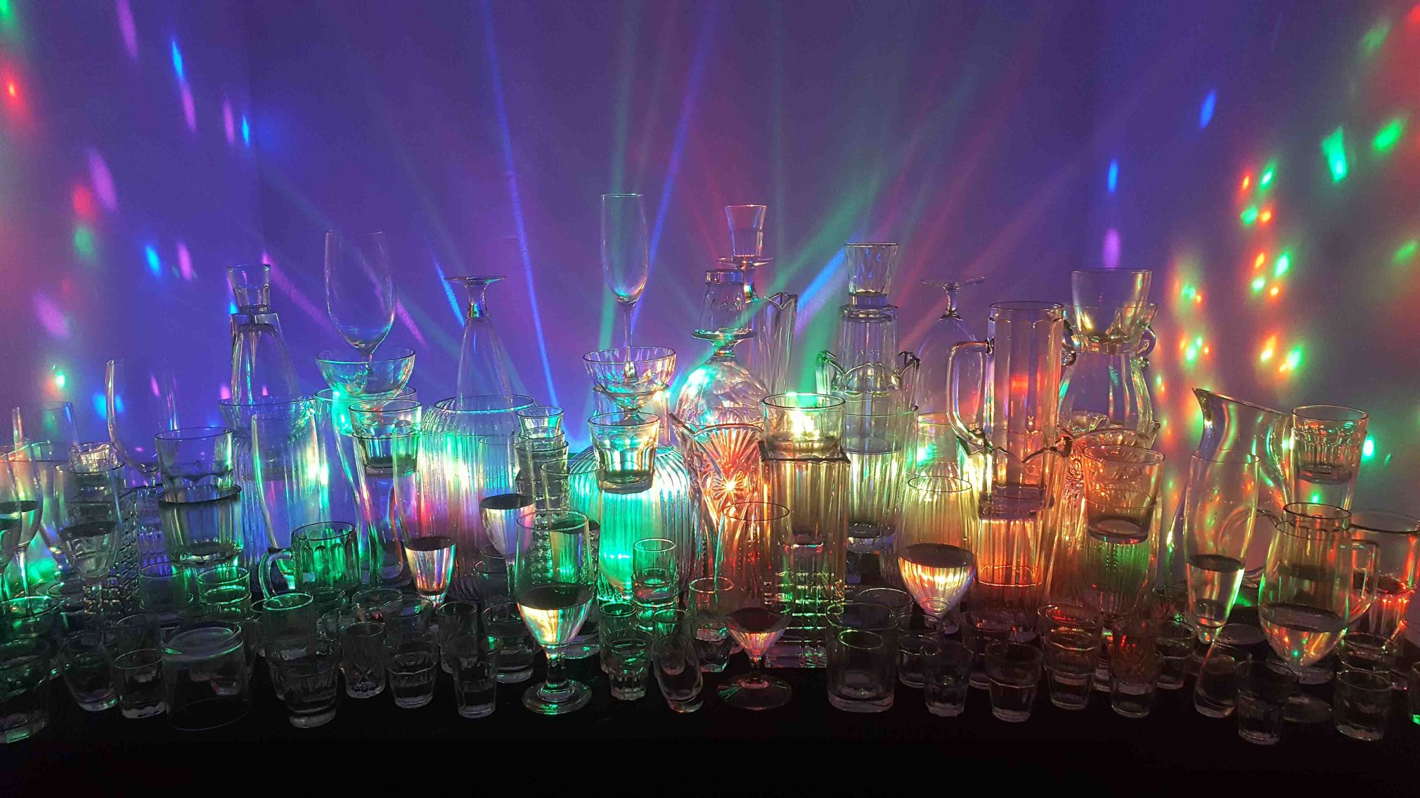 Cody Choi, Color Haze, 2018. Moving light, glass, fog machine, Dimensions variable. Courtesy of the artist & PKM Gallery. 