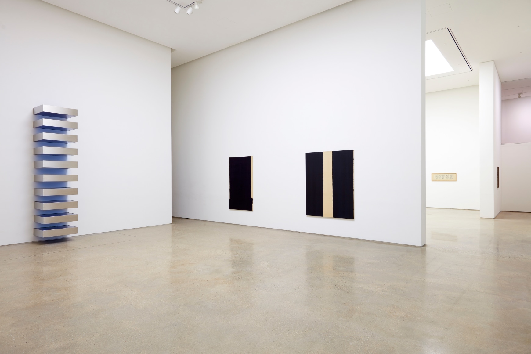 Installation view of&nbsp;EMBRACING: Yun Hyong-keun with Chusa and Donald Judd&nbsp;at PKM., Courtesy of PKM Gallery.