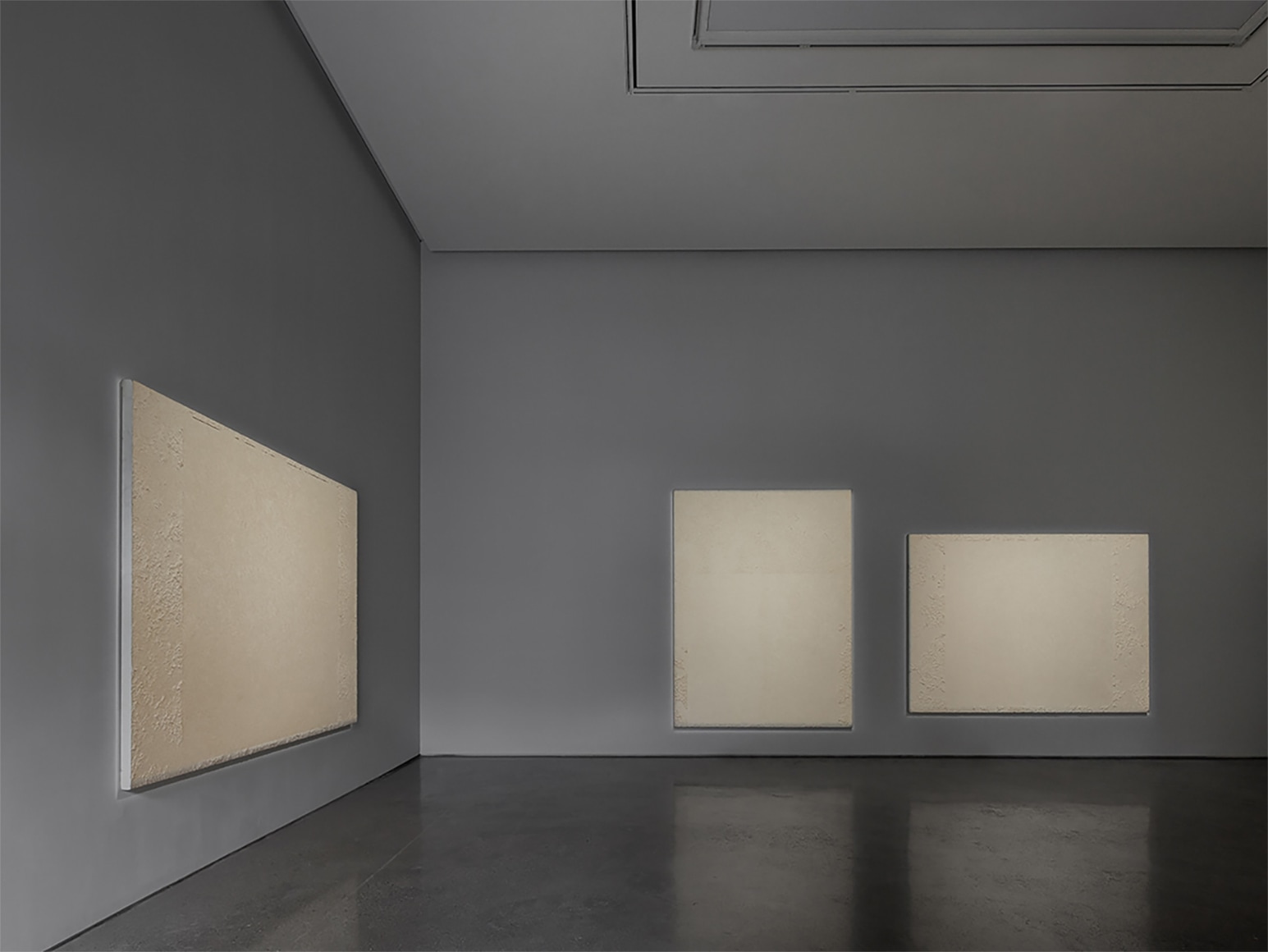 Installation view of 𝘊𝘩𝘶𝘯𝘨 𝘊𝘩𝘢𝘯𝘨-𝘚𝘶𝘱, 𝘔𝘪𝘯𝘥 𝘪𝘯 𝘔𝘢𝘵𝘵𝘦𝘳 at PKM. Courtesy of PKM gallery.