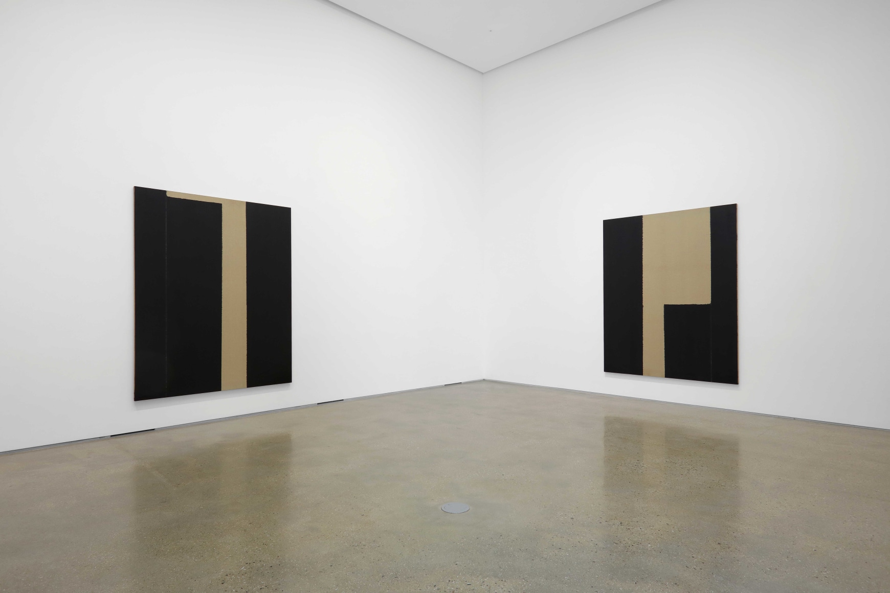 Installation view of&nbsp;Yun Hyong-keun 1989&ndash;1999&nbsp;at PKM. Courtesy of PKM Gallery.&nbsp;