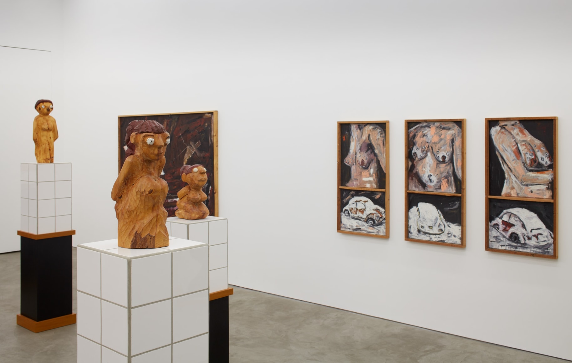 Installation View of "Damenbad KPX" Sculptures and "So ist es aber: Kleiner Hängebusen voller Fingerabdrücke und verschneiter VW,"