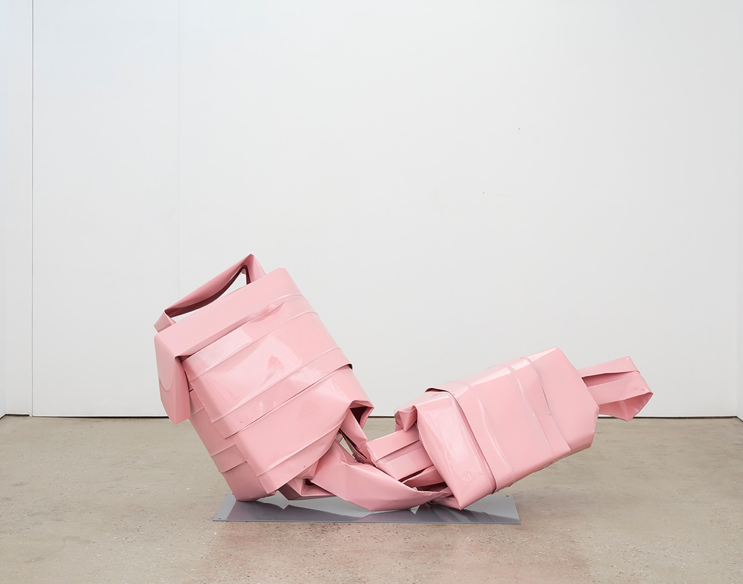 Anna Fasshauer, Odalisque, 2017. Aluminum, lacquer, steel plate, 89 x 45 x 34 in, 226.1 x 114.3 x 86.4 cm (AF17.005)