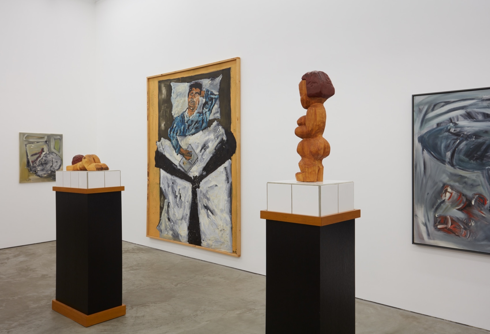 Installation View of "Selbst bei Ich könnt' im Bett verfaulen" and Backside of "Damenbad KPX" Sculputures