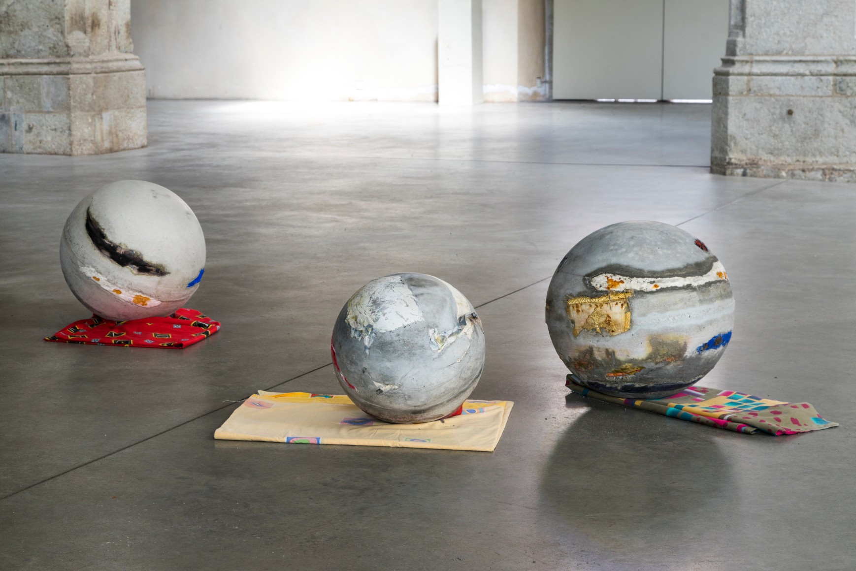 Rossella Biscotti, A shirt, blue pants, blue jeans, a towel, 2018&nbsp;, Installation view at Kunst-Station Sankt Peter, Cologne, Germany, 2018