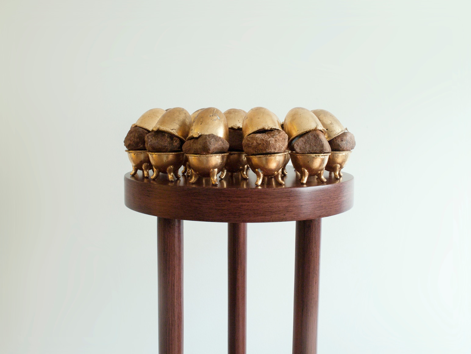 Hera B&uuml;y&uuml;ktaş&ccedil;ıyan, Panarchia, 2012- 2014, Porcelain, gold leaf, found stones, wood