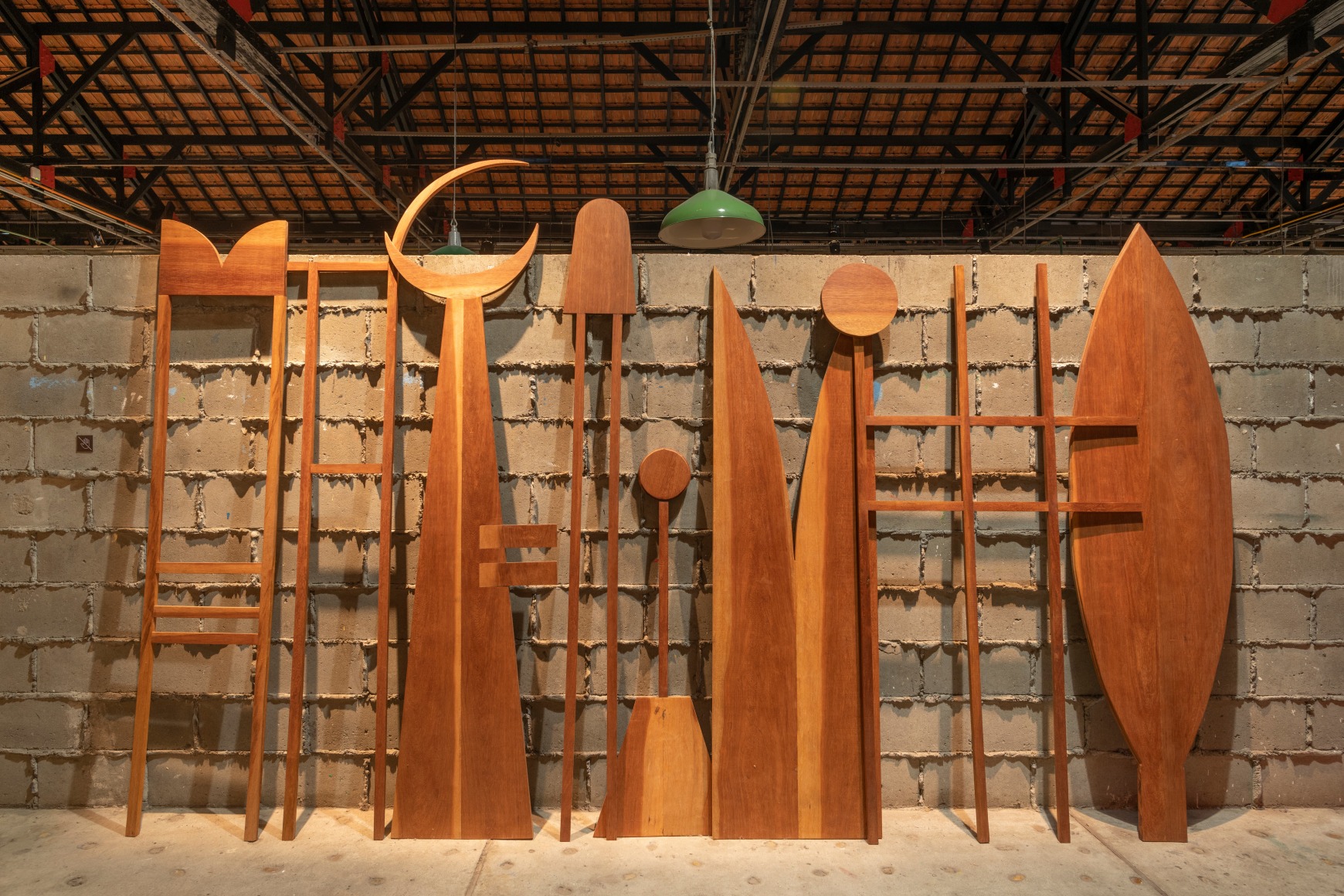 Ana Mazzei, Anjos I, 2019, Cedar, 240 x 370 x 25 cm