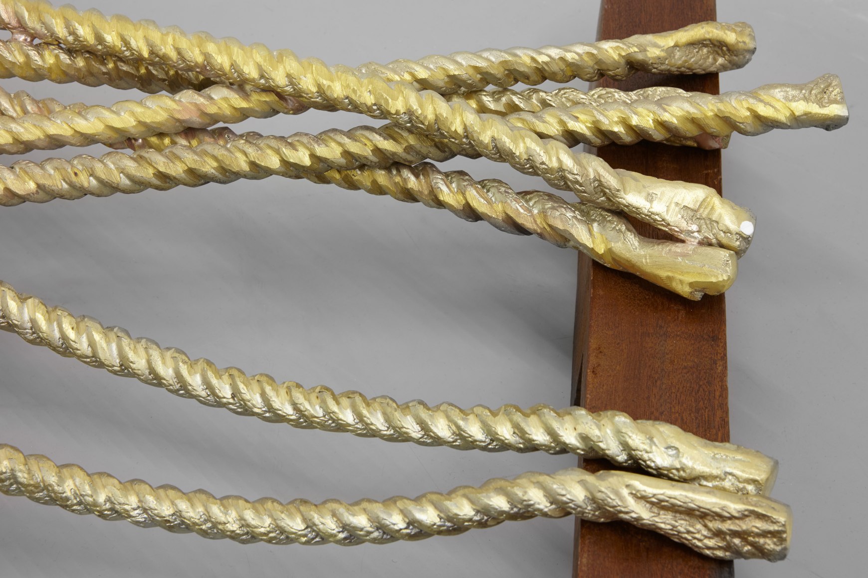 Hera B&uuml;y&uuml;ktaşcıyan,&nbsp;Drawing the Line, Remembering the Rope (detail),&nbsp;2019, Bronze, pine wood, Dimensions variable