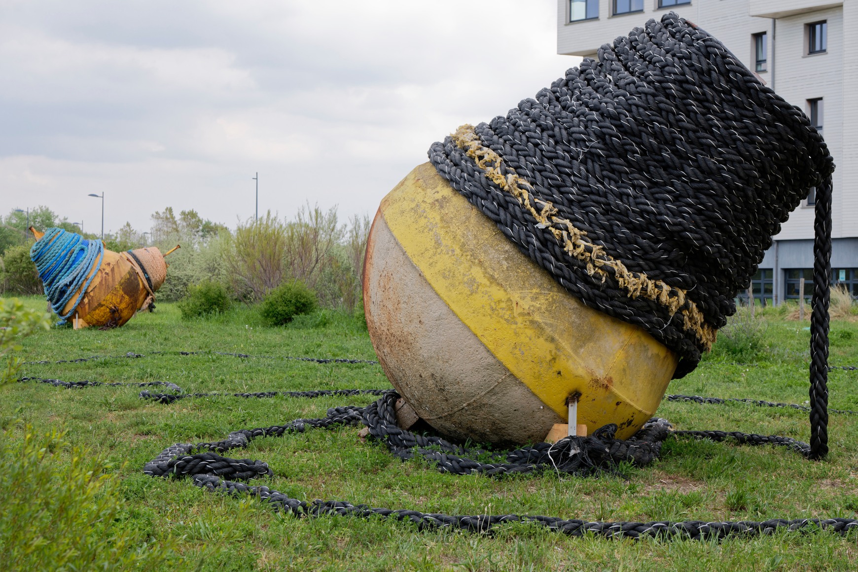 Hera B&uuml;y&uuml;ktaşcıyan,&nbsp;On Threads and Frequencies,&nbsp;2019, Beacons and&nbsp;cordage