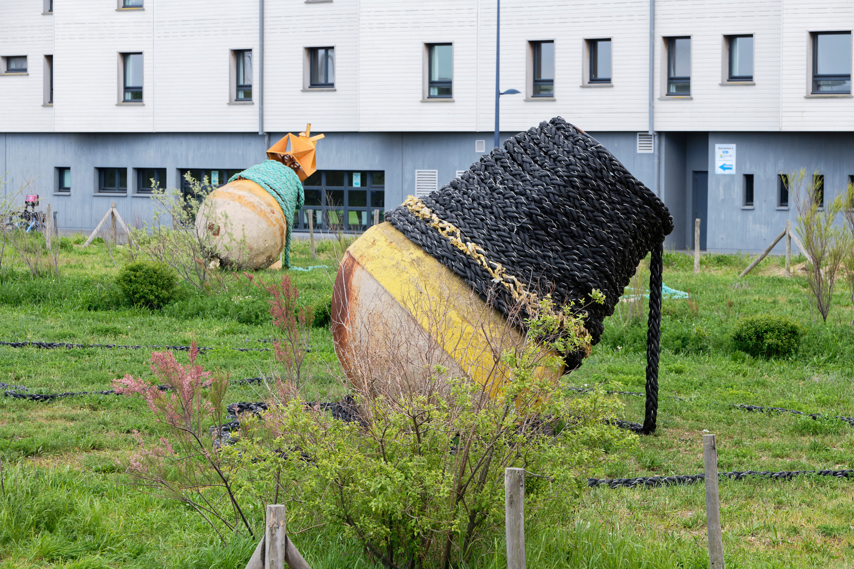 Hera B&uuml;y&uuml;ktaş&ccedil;ıyan,&nbsp;On Threads and Frequencies,&nbsp;2019, Beacons and&nbsp;cordage, Dimensions variable&nbsp;