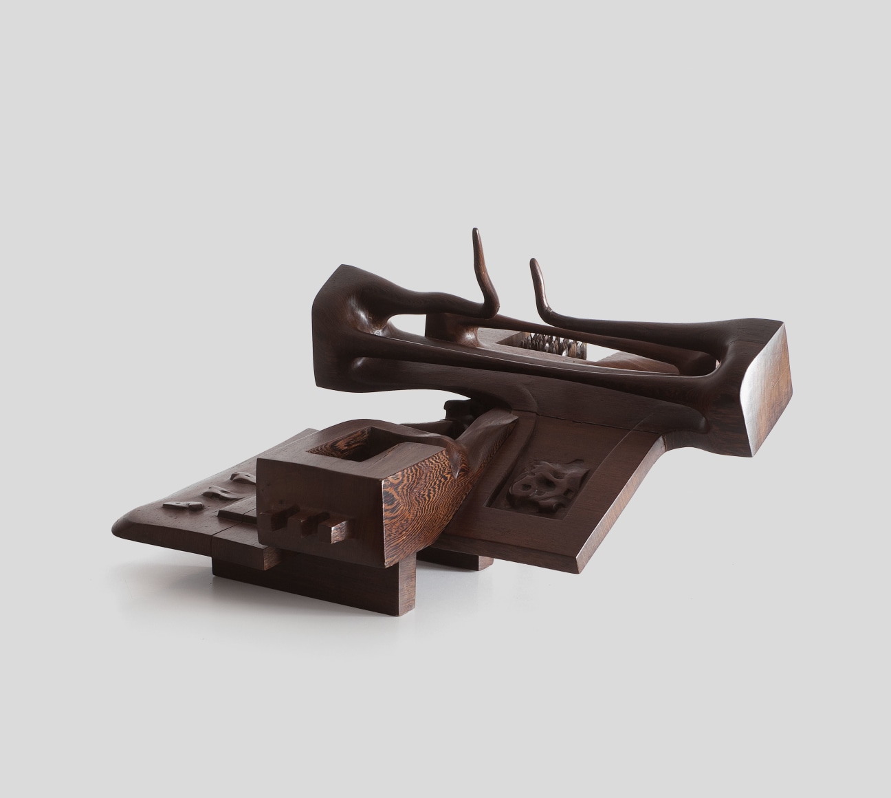 Chaouki Choukini,&nbsp;L&rsquo;heure de Midi, 1977, Wangué/Wenge, 50 x 50 x 40 cm