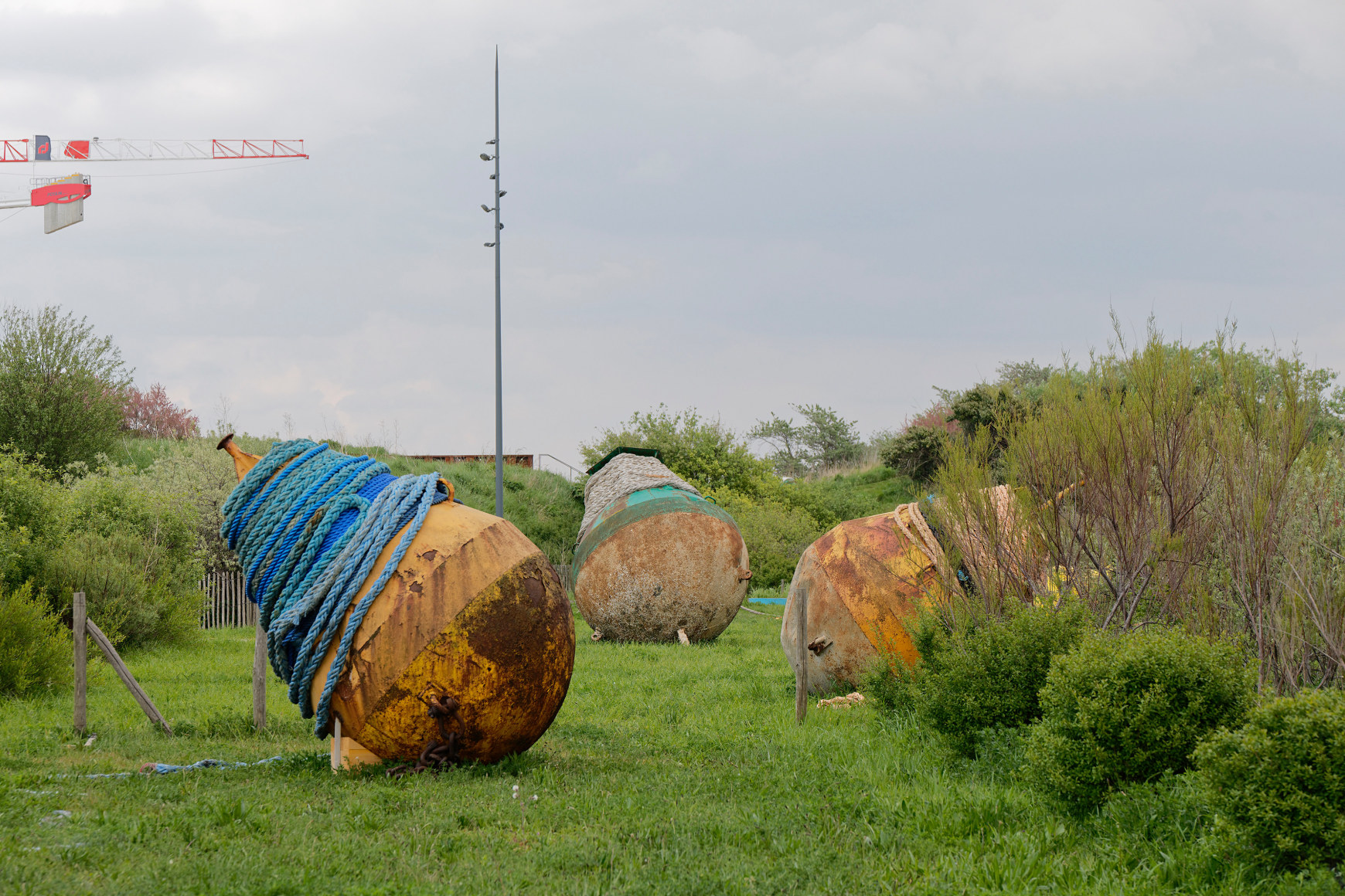 Hera B&uuml;y&uuml;ktaş&ccedil;ıyan,&nbsp;On Threads and Frequencies,&nbsp;2019, Beacons and&nbsp;cordage, Dimensions variable&nbsp;