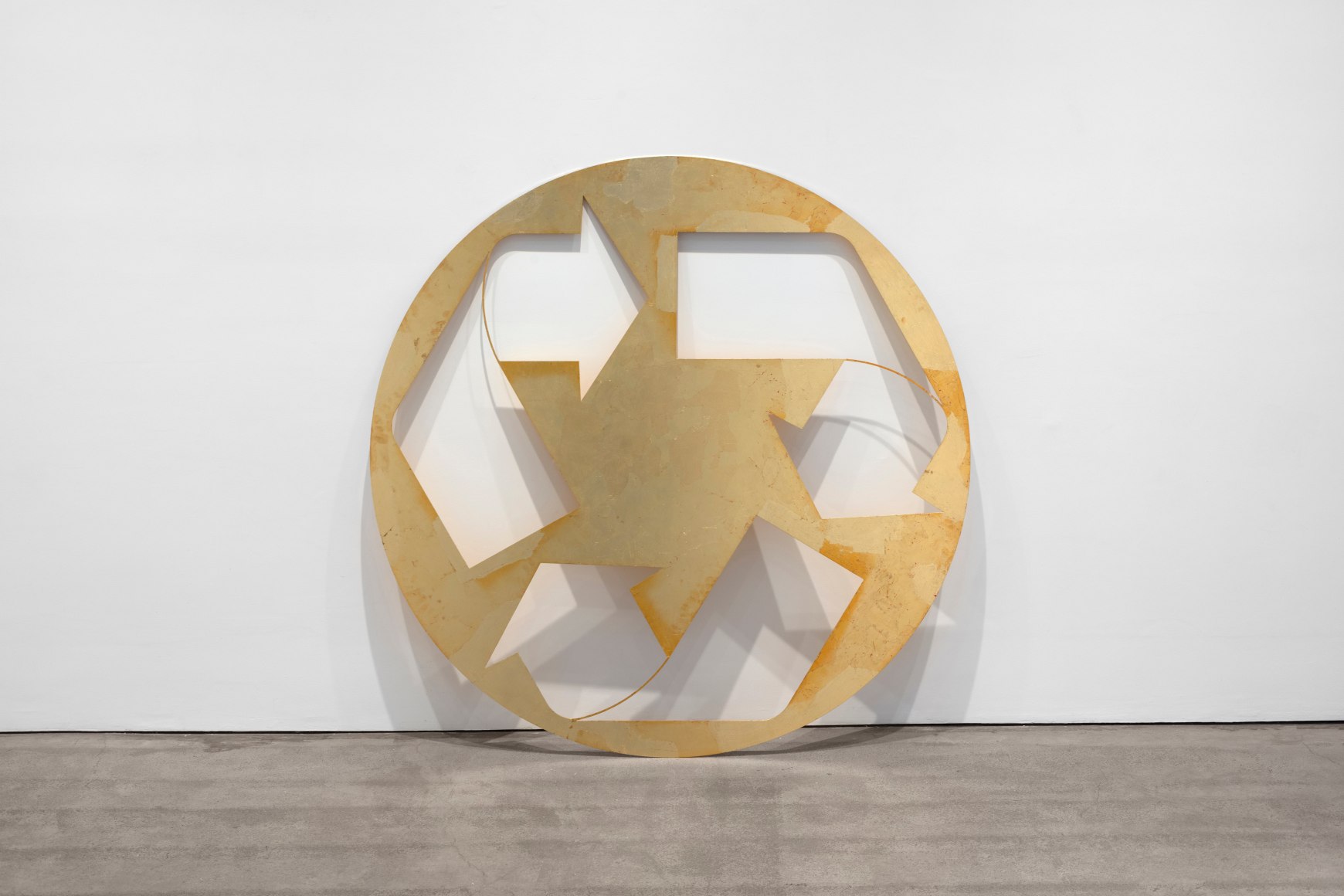 Kelley Walker's Untitled gold leaf recycle sign from 2015, laser-cut steel 58 in. diameter x 1/8 in. (147.3 cm diameter x 3 cm)