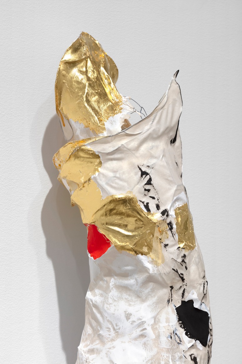 Detail of Lynda Benglis's Lois Lane (Bull Path Series), 2013-2014  handmade paper over chicken wire, coal tempera, pigmented acrylic medium, watercolor, gold leaf  35 1/2 x 11 x 7 in. (90.2 x 27.9 x 17.8 cm)