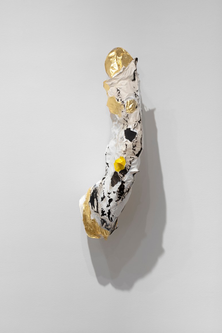 Installation view of Lynda Benglis Lois Lane (Bull Path Series), 2013-2014 handmade paper over chicken wire, coal tempera, pigmented acrylic medium, watercolor, gold leaf 35 1/2 x 11 x 7 in. (90.2 x 27.9 x 17.8 cm)