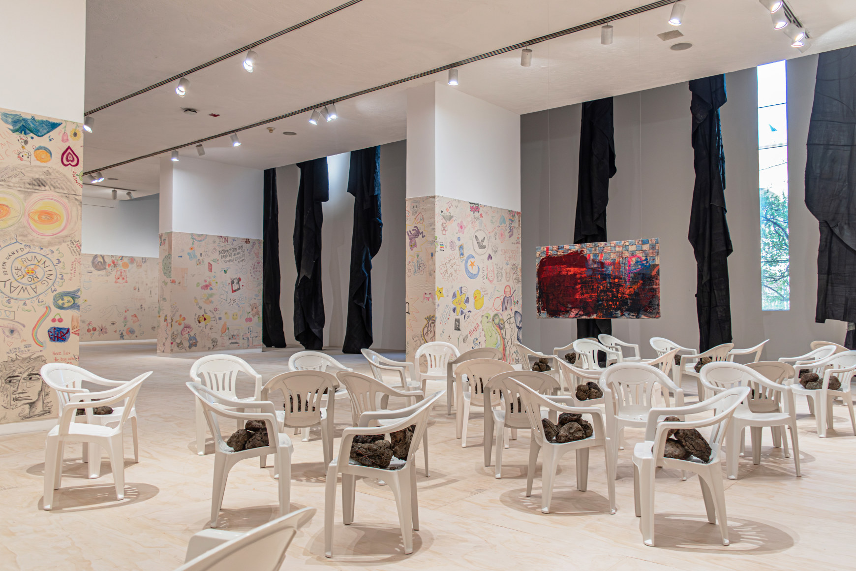 vista de instalaci&oacute;n oscar murillo: esp&iacute;ritus en el pantano, marco. museo de arte contempor&aacute;neo de monterrey, 2025. cortes&iacute;a museo marco