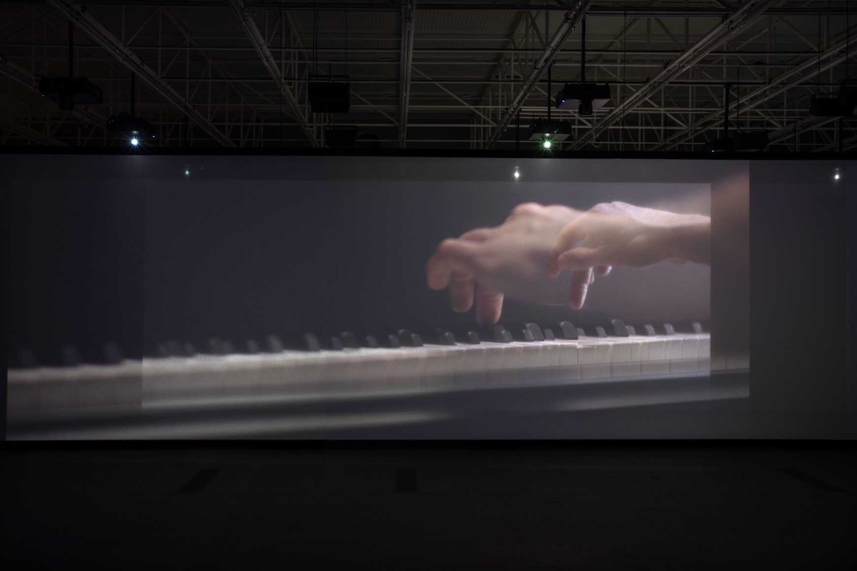 anri sala, vista de instalaci&oacute;n de&nbsp;as you go (ch&acirc;teaux en espagne), centro bot&iacute;n, santander, 2020