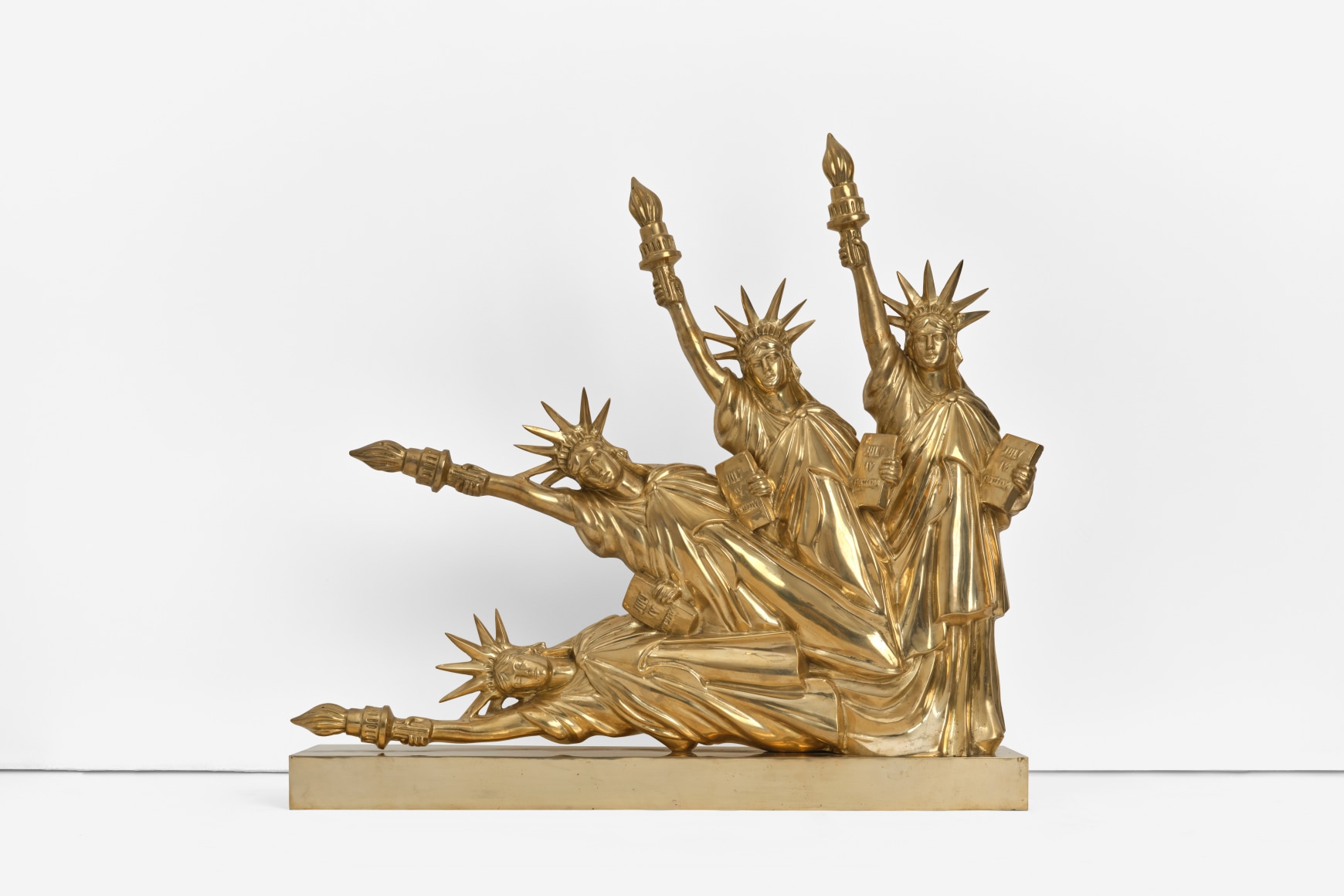 marta minuj&iacute;n estatua de la libertad cayendo, 1986, bronce.