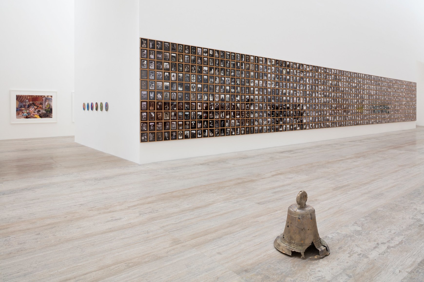 i&ntilde;aki bonillas, vista de instalaci&oacute;n de todas las fotograf&iacute;as verticales de los archivos j. r. plaza, excepciones normales: arte contempor&aacute;neo en m&eacute;xico, museo jumex, ciudad de m&eacute;xico, 2021