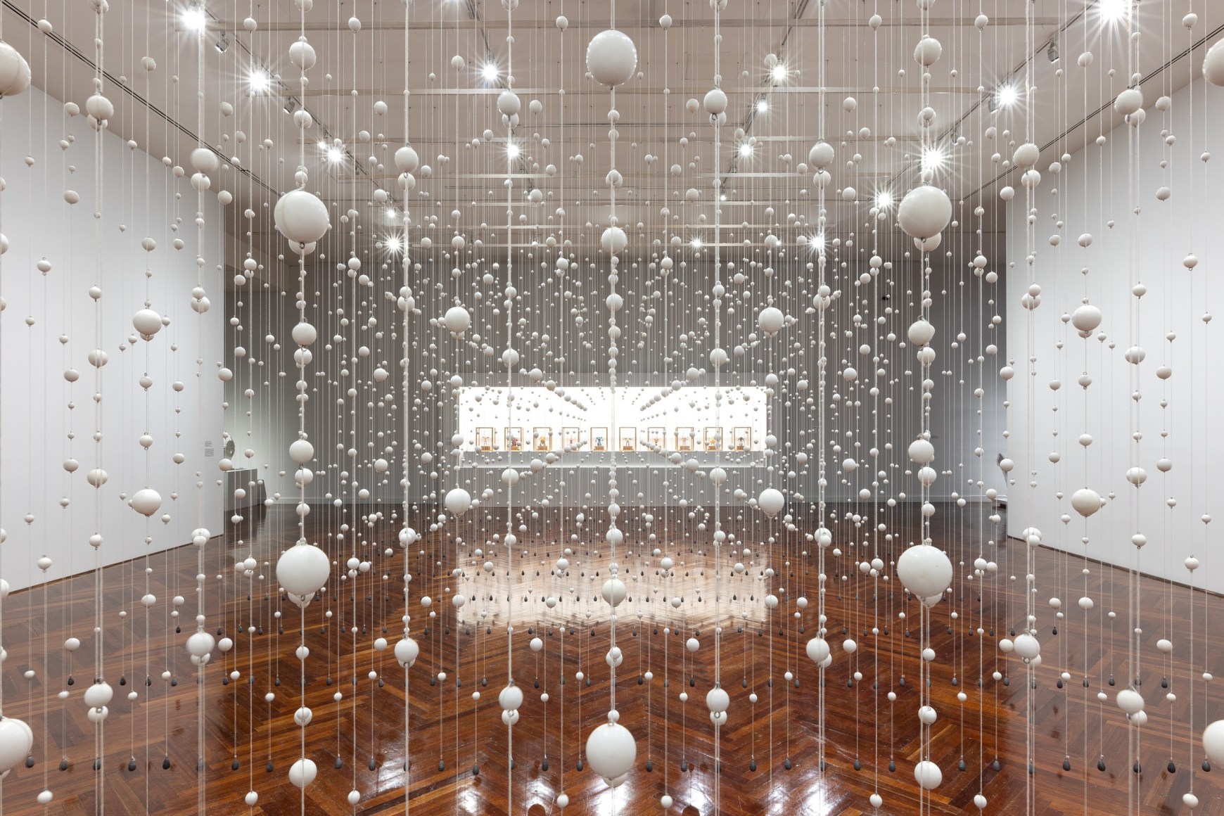 vista de instalaci&oacute;n&nbsp;dami&aacute;n ortega: pico y elote, museo del palacio de bellas artes, 2024. foto: gerardo landa / eduardo l&oacute;pez (glr estudio)