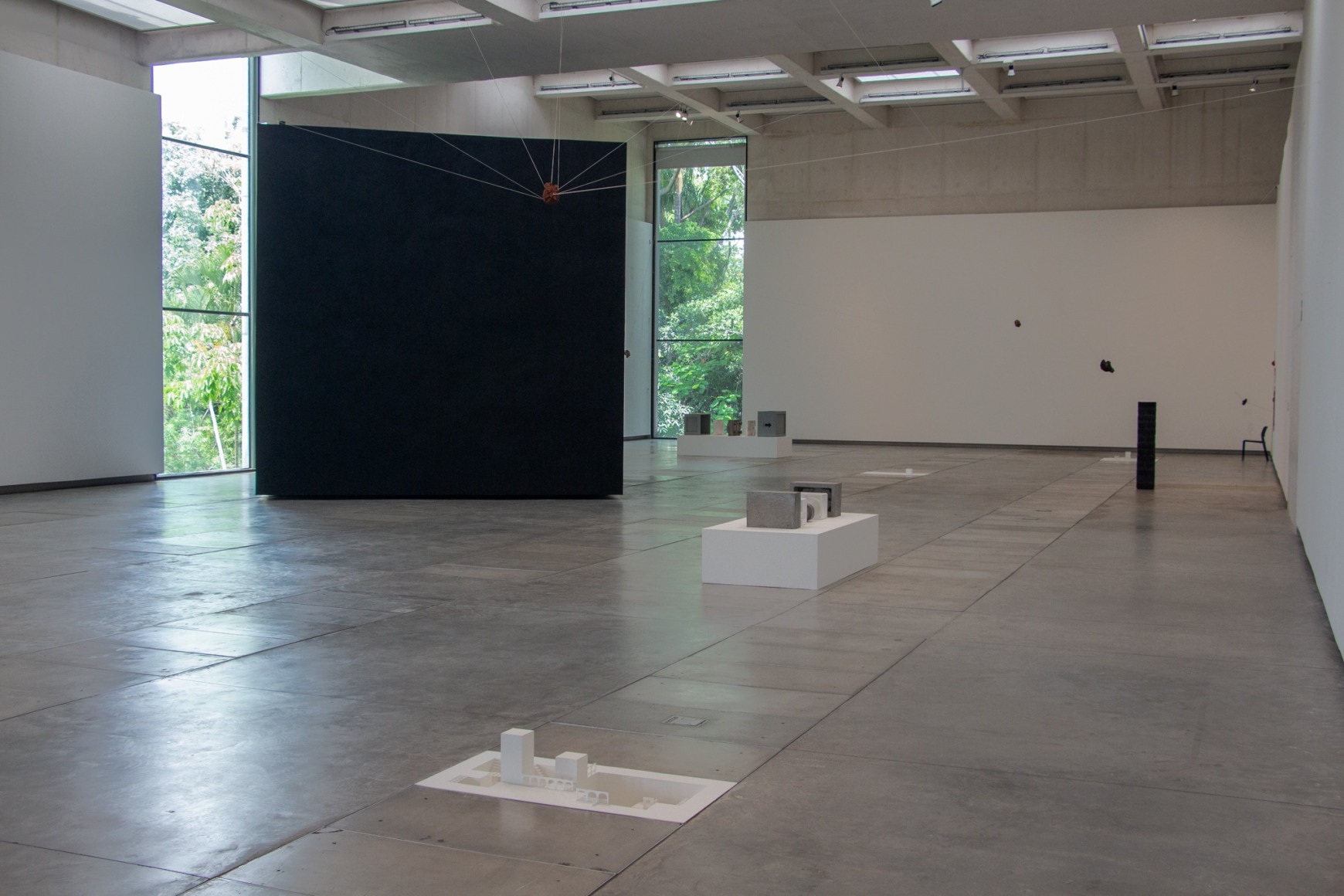 vista de instalaci&oacute;n materia ind&oacute;mita,&nbsp;mmac, 2025. foto: emmanuel garc&iacute;a y emiliano g&uuml;emes solis