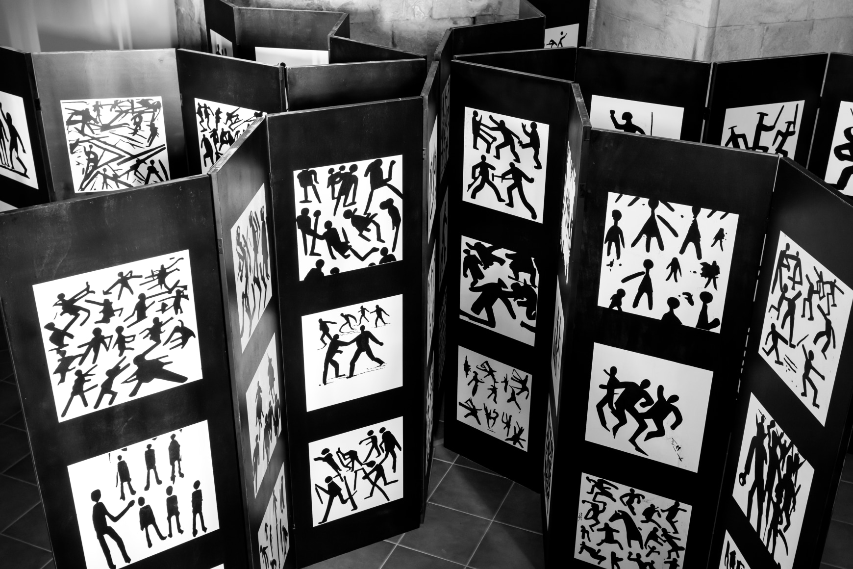 installation view carlos amorales: battle, 2025,&nbsp;contemporary art space kula, 2025. photo: kula, split and glorija lizde