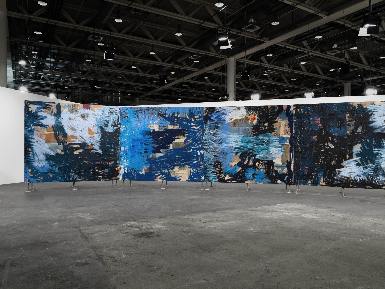 vista de instalaci&oacute;n oscar murillo:&nbsp;masses, disrupted frequencies (argentina, colombia, ghana, nepal, malaysia, india, china, egypt, united states, morocco, philippines, germany, united kingdom) en unlimited&nbsp;art basel, 2025. foto: dawn blackman