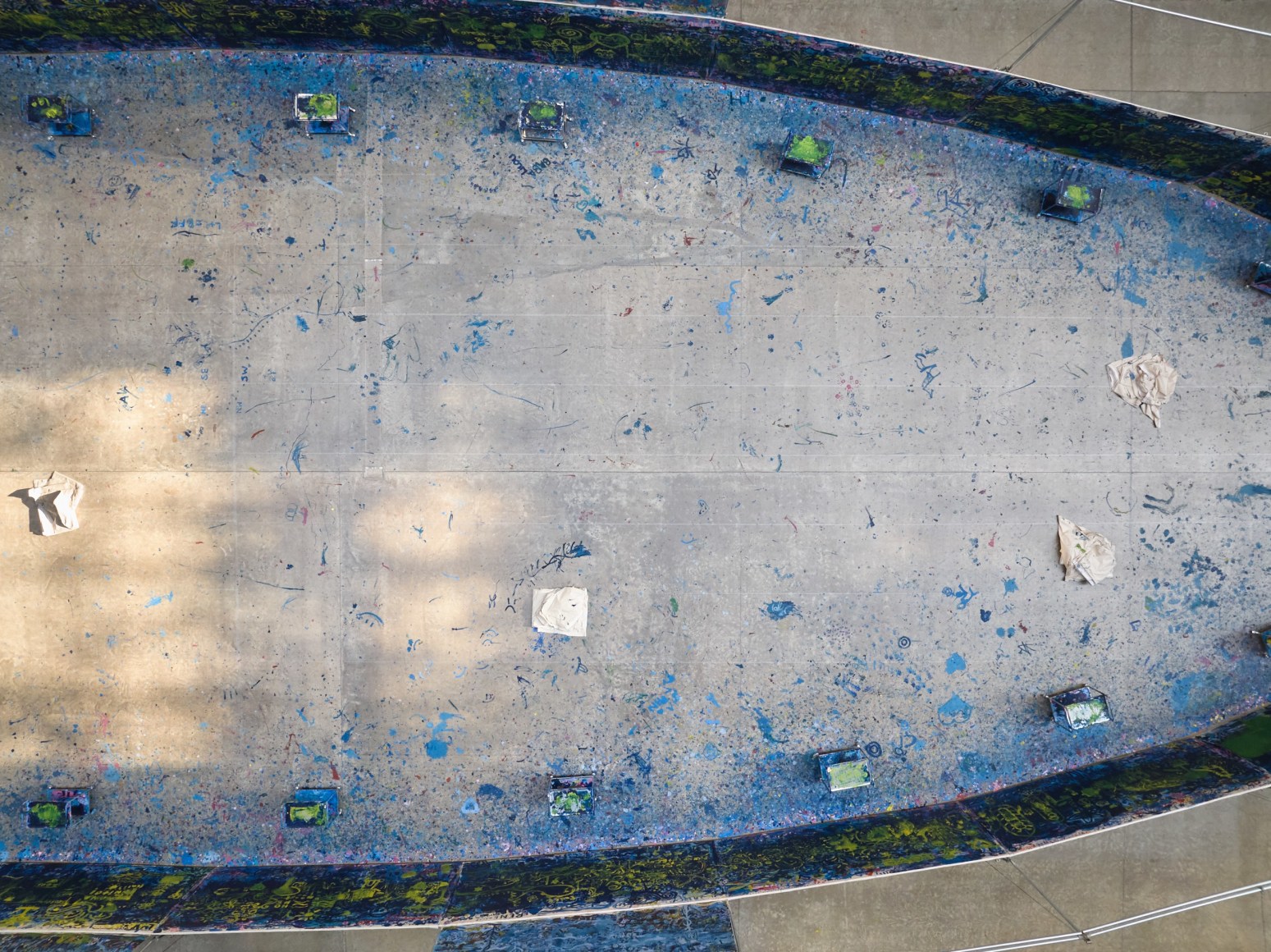 vista de instalaci&oacute;n&nbsp;oscar murillo: the flooded garden. tate modern, 2024 foto: tim bowditch, cortes&iacute;a del artista. copyright &copy; oscar murillo⁠