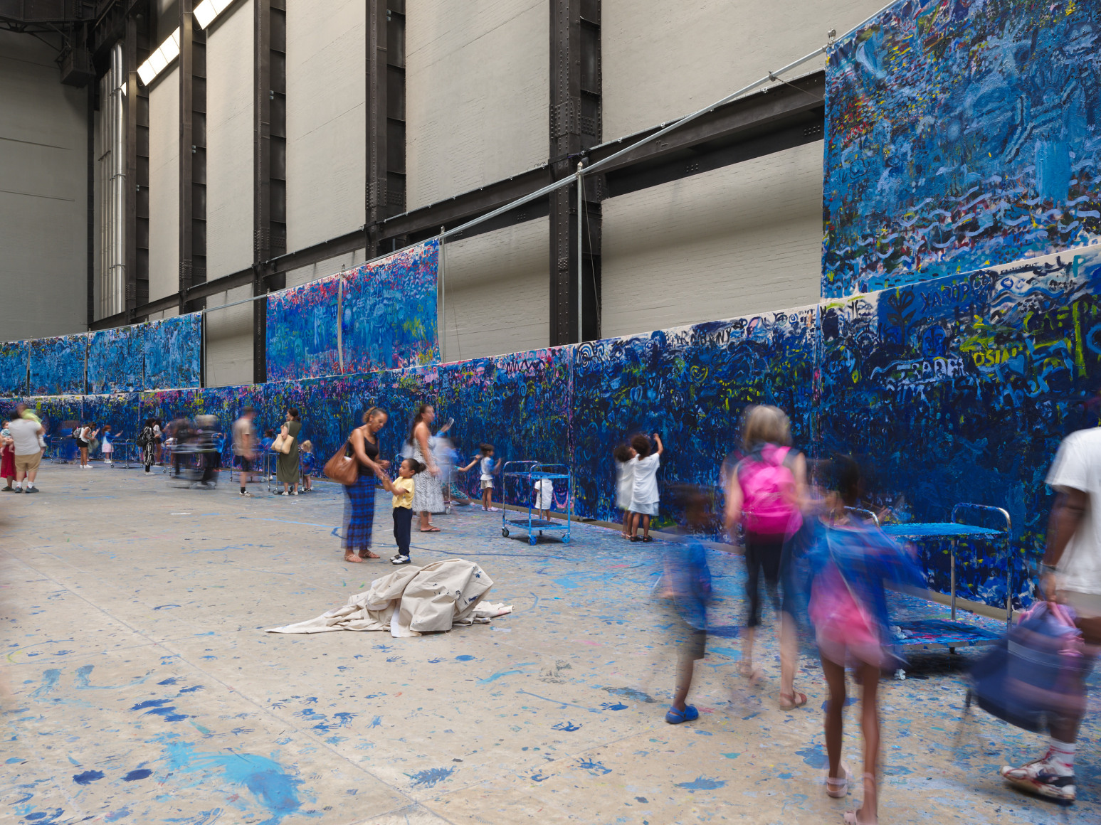 vista de instalaci&oacute;n&nbsp;oscar murillo: the flooded garden. tate modern, 2024 foto: tim bowditch, cortes&iacute;a del artista. copyright &copy; oscar murillo⁠