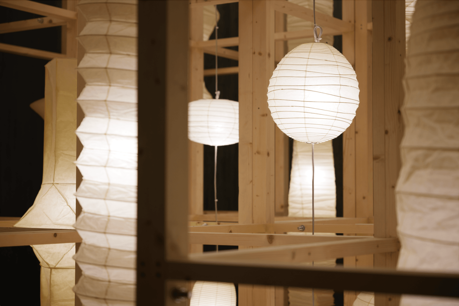 vista de instalaci&oacute;n&nbsp;danh vo in situ: akari by noguchi, found space, m+ museum, hong kong, 2024. foto: lok cheng