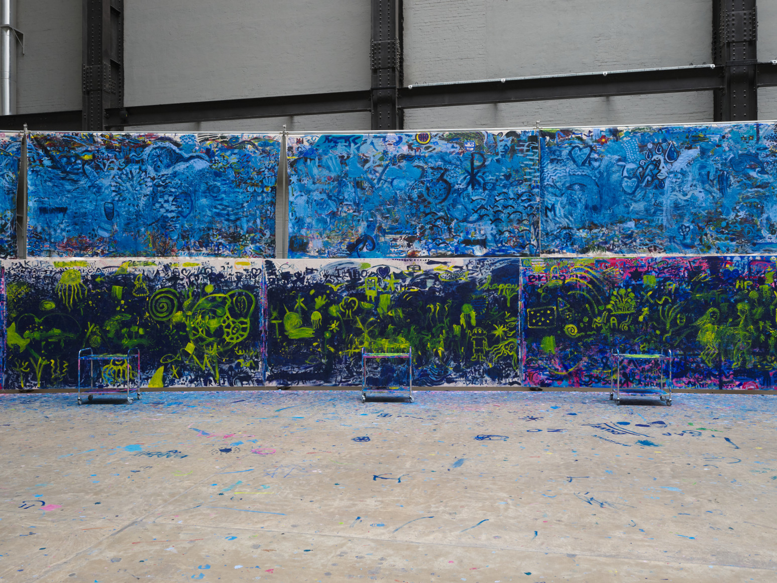 vista de instalaci&oacute;n&nbsp;oscar murillo: the flooded garden. tate modern, 2024 foto: tim bowditch, cortes&iacute;a del artista. copyright &copy; oscar murillo⁠