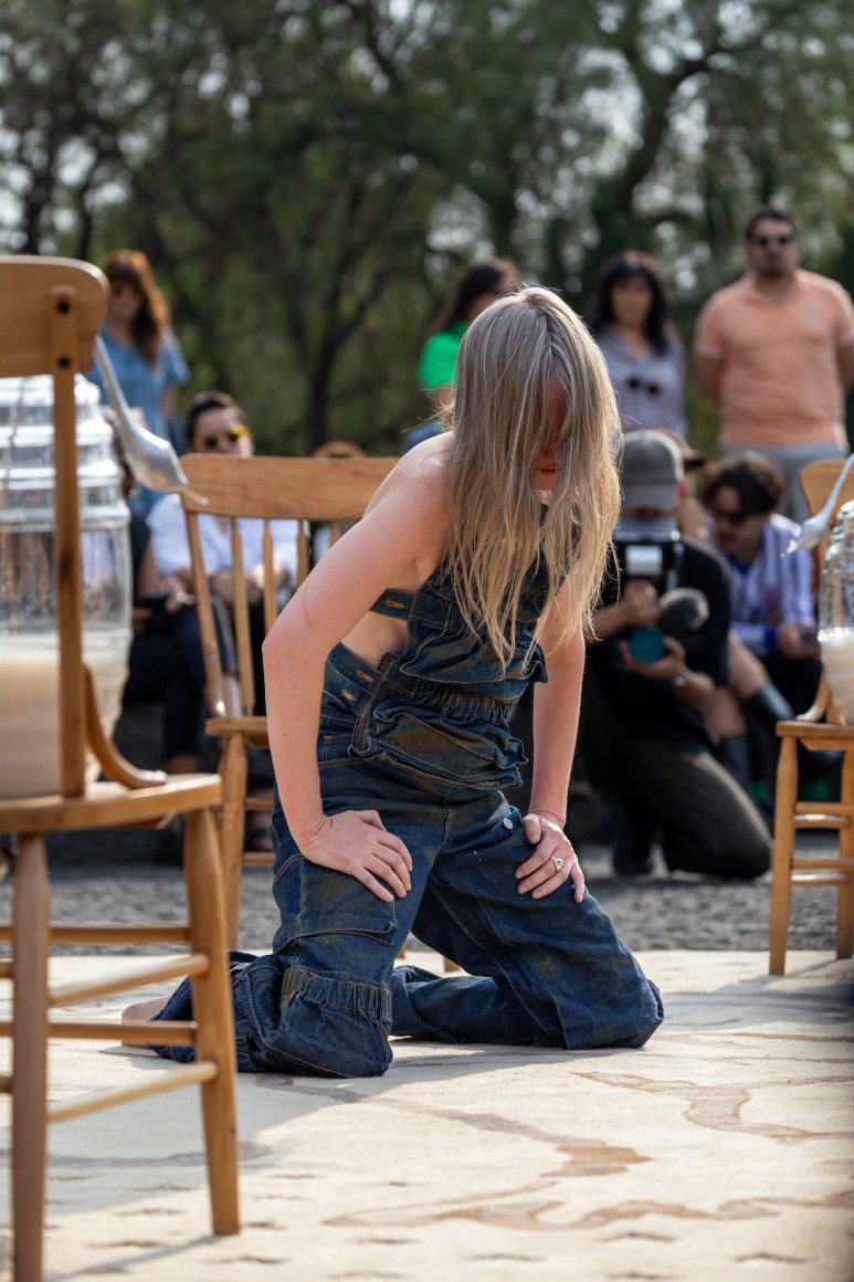 b&aacute;rbara s&aacute;nchez-kane. performance&nbsp;aguas frescas, museo anahuacalli, 2025. foto: i&ntilde;aki varela