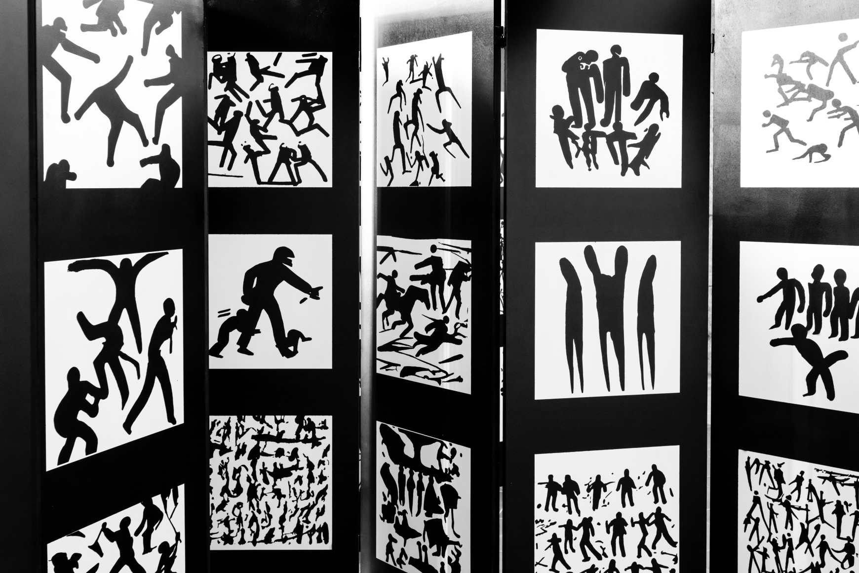 installation view carlos amorales: battle, 2025,&nbsp;contemporary art space kula, 2025. photo: kula, split and glorija lizde