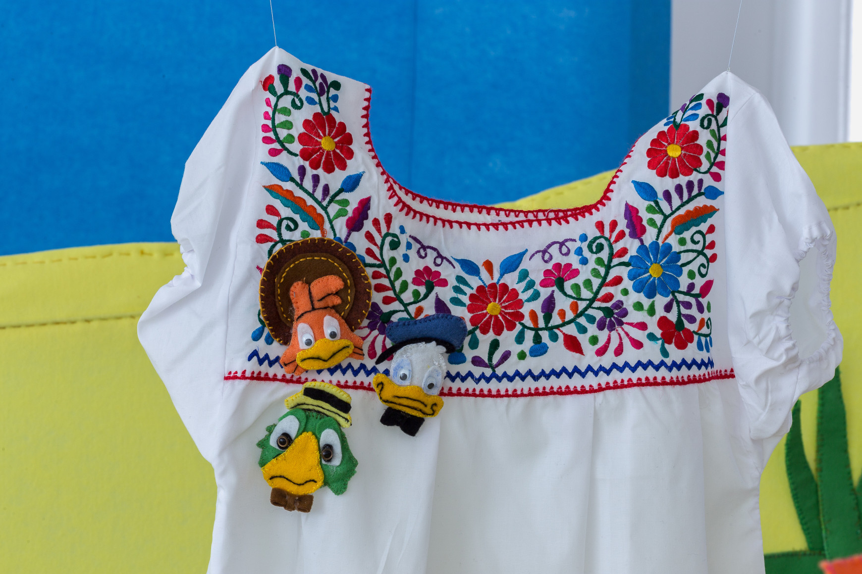 wendy cabrera rubio, vista de instalaci&oacute;n de c&oacute;mo hacer que una pintura se comporte como un paisaje, museo jumex, ciudad de m&eacute;xico, 2020