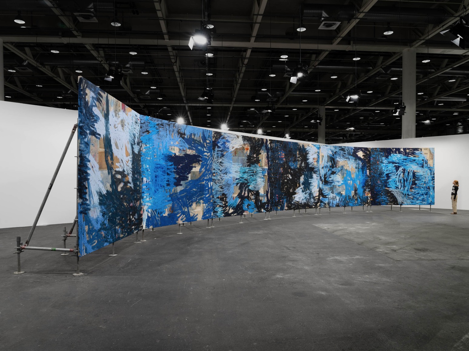 vista de instalaci&oacute;n oscar murillo:&nbsp;masses, disrupted frequencies (argentina, colombia, ghana, nepal, malaysia, india, china, egypt, united states, morocco, philippines, germany, united kingdom) en unlimited&nbsp;art basel, 2025. foto: dawn blackman