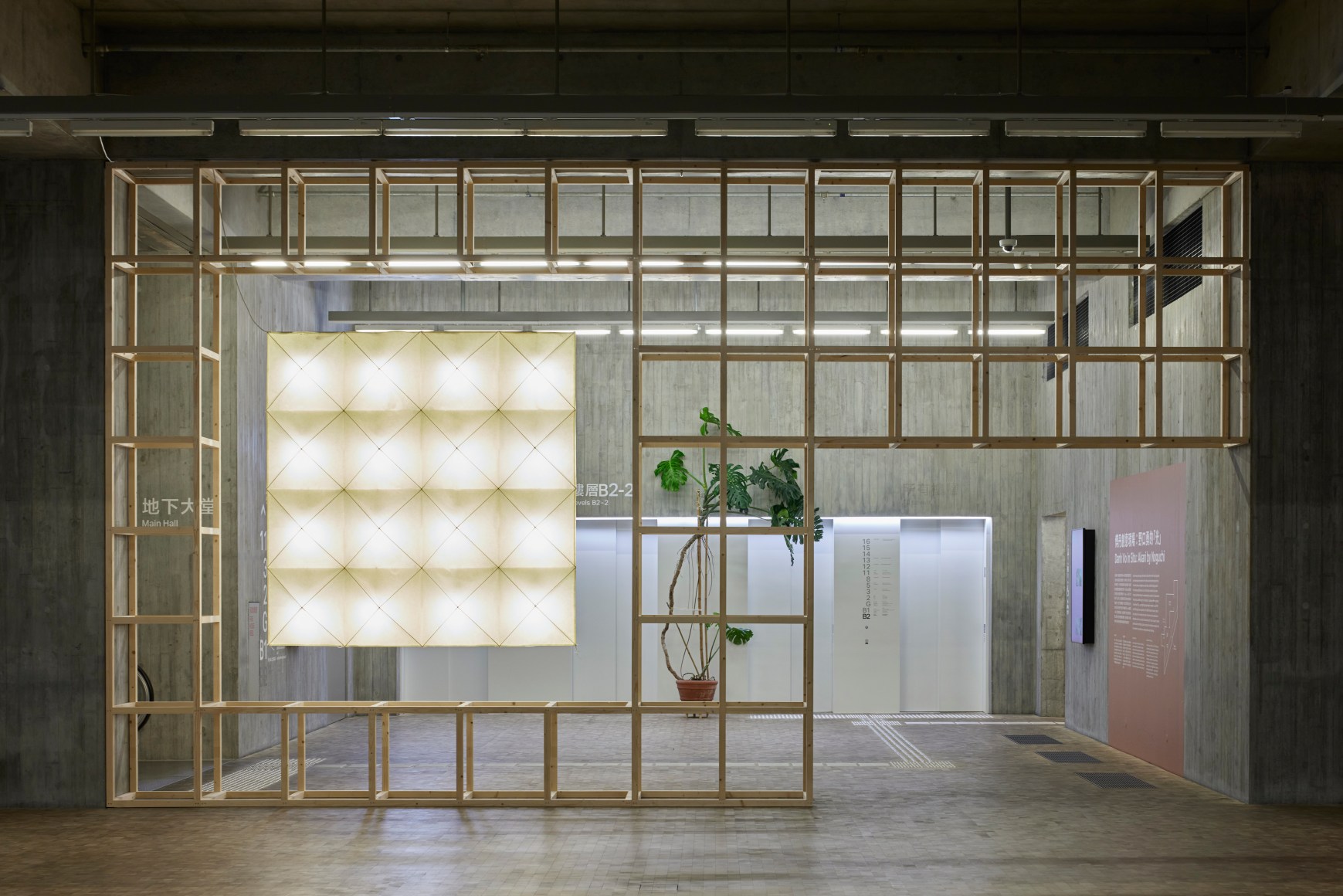 vista de instalaci&oacute;n&nbsp;danh vo in situ: akari by noguchi, found space, m+ museum, hong kong, 2024. foto: lok cheng