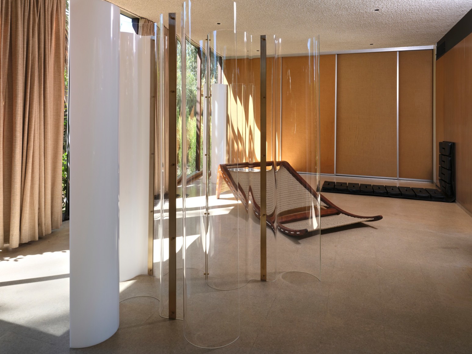installation view leonor antunes: discrepancies with e.s. (in company),&nbsp;neutra vdl house, 2025. photo elon schoenholz, 
