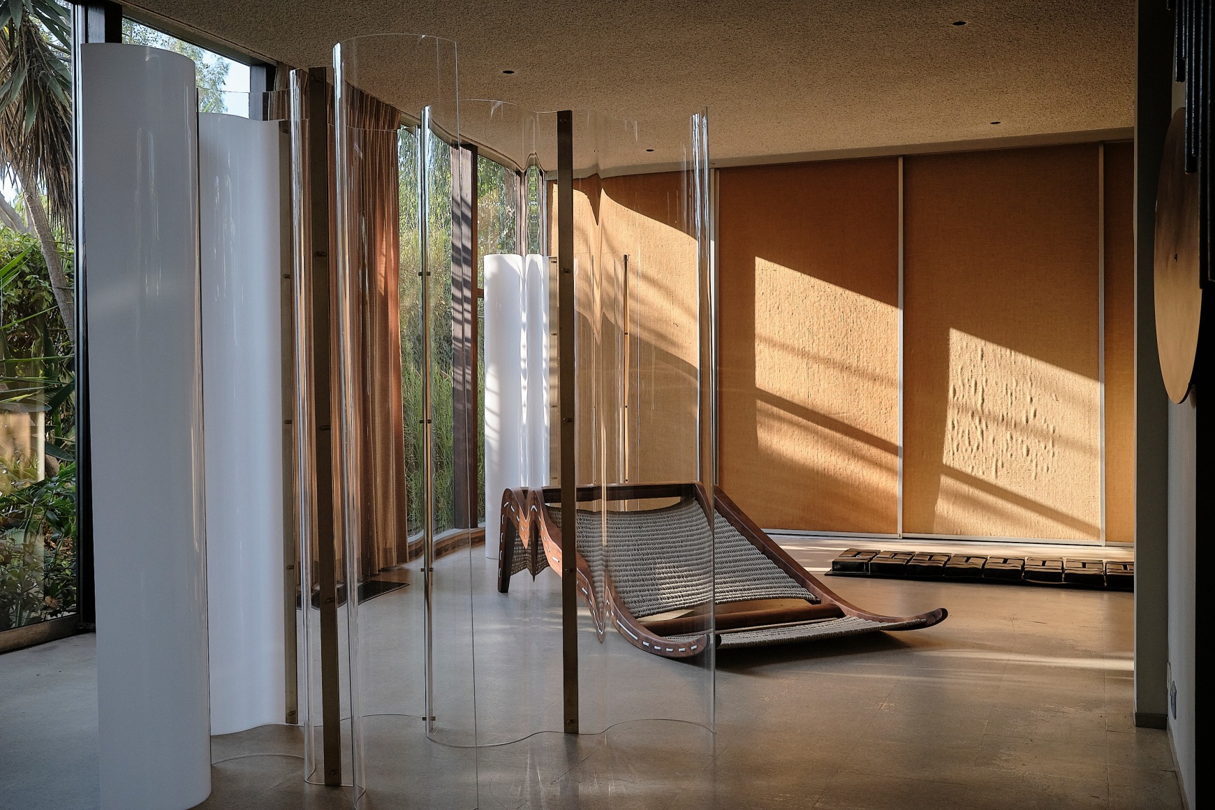 installation view leonor antunes: discrepancies with e.s. (in company),&nbsp;neutra vdl house, 2025. photo elon schoenholz, 
