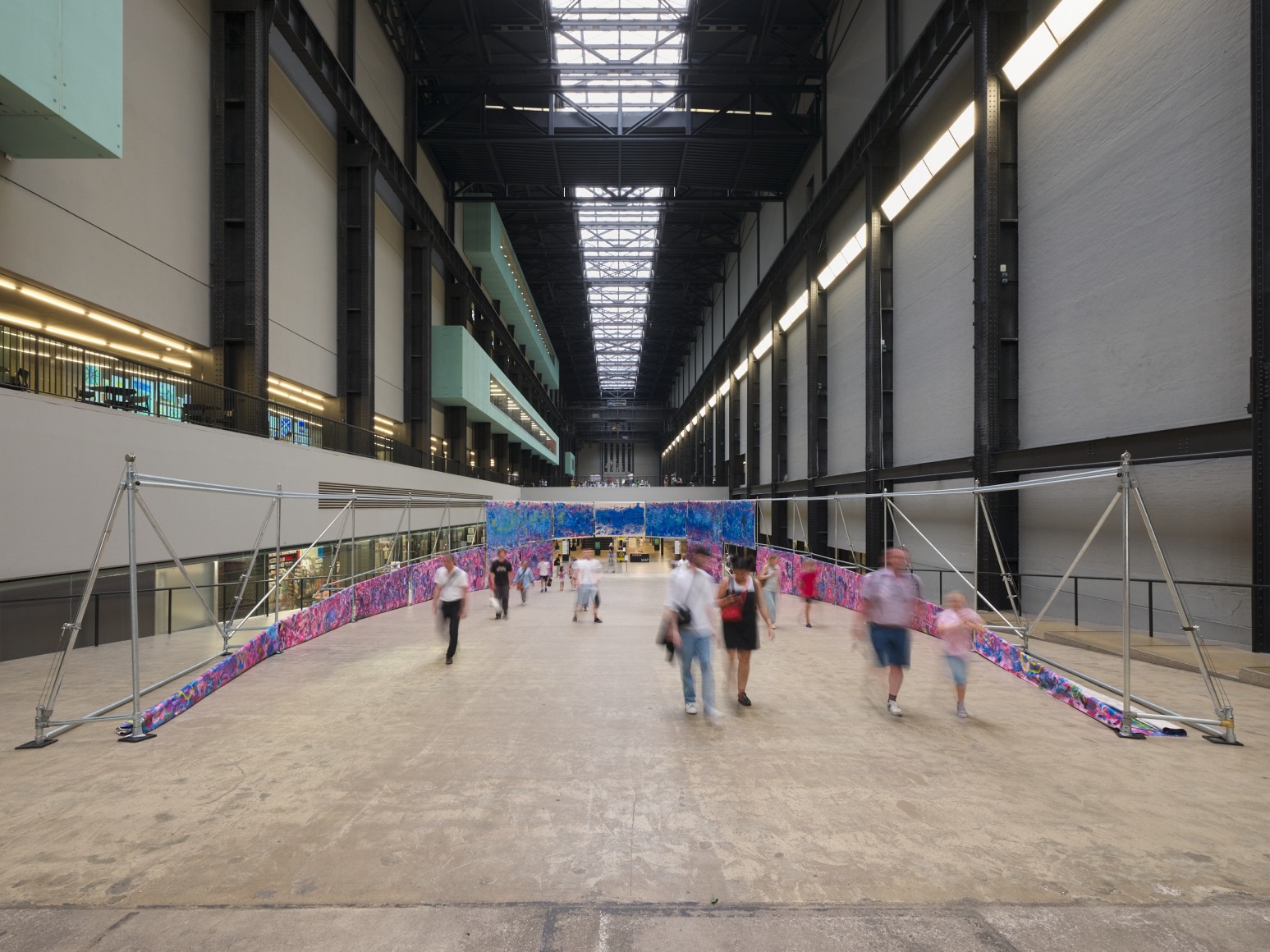 vista de instalaci&oacute;n&nbsp;oscar murillo: the flooded garden. tate modern, 2024 foto: tim bowditch, cortes&iacute;a del artista. copyright &copy; oscar murillo⁠