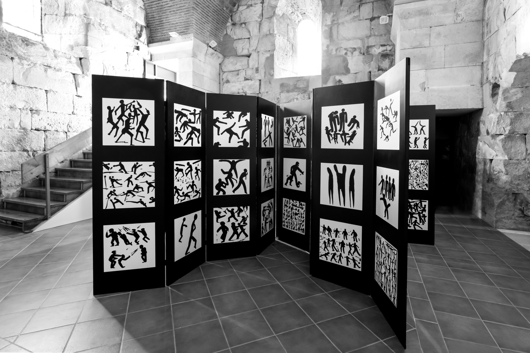 installation view carlos amorales: battle, 2025,&nbsp;contemporary art space kula, 2025. photo: kula, split and glorija lizde