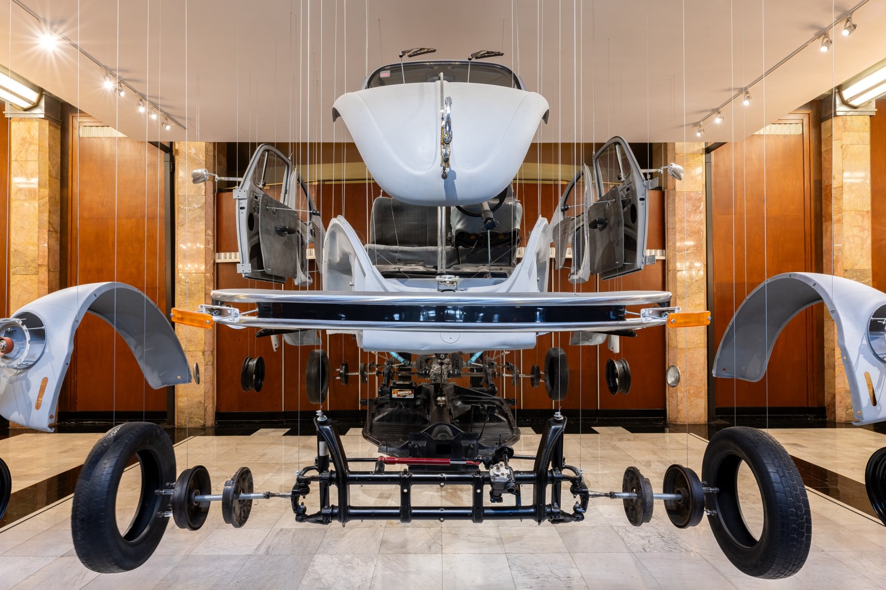 vista de instalaci&oacute;n&nbsp;dami&aacute;n ortega: pico y elote, museo del palacio de bellas artes, 2024. foto: gerardo landa / eduardo l&oacute;pez (glr estudio)