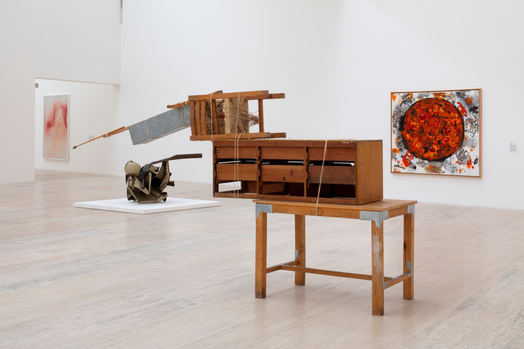 Vista de la exposici&oacute;n Colecci&oacute;n Jumex: Todo se vuelve m&aacute;s ligero. Museo Jumex, 2023. Foto: Ramiro Chaves