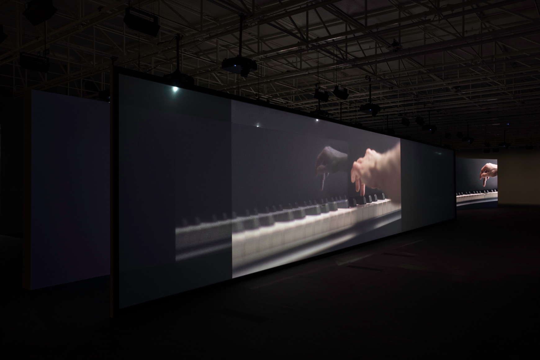 anri sala, vista de instalaci&oacute;n de&nbsp;as you go (ch&acirc;teaux en espagne), centro bot&iacute;n, santander, 2020