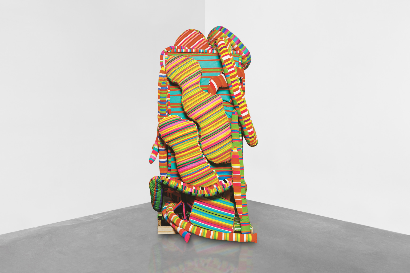 marta minuj&iacute;n moving candy, 2024, pintura fluorescente y laca sobre tela de colch&oacute;n con gomaespuma.