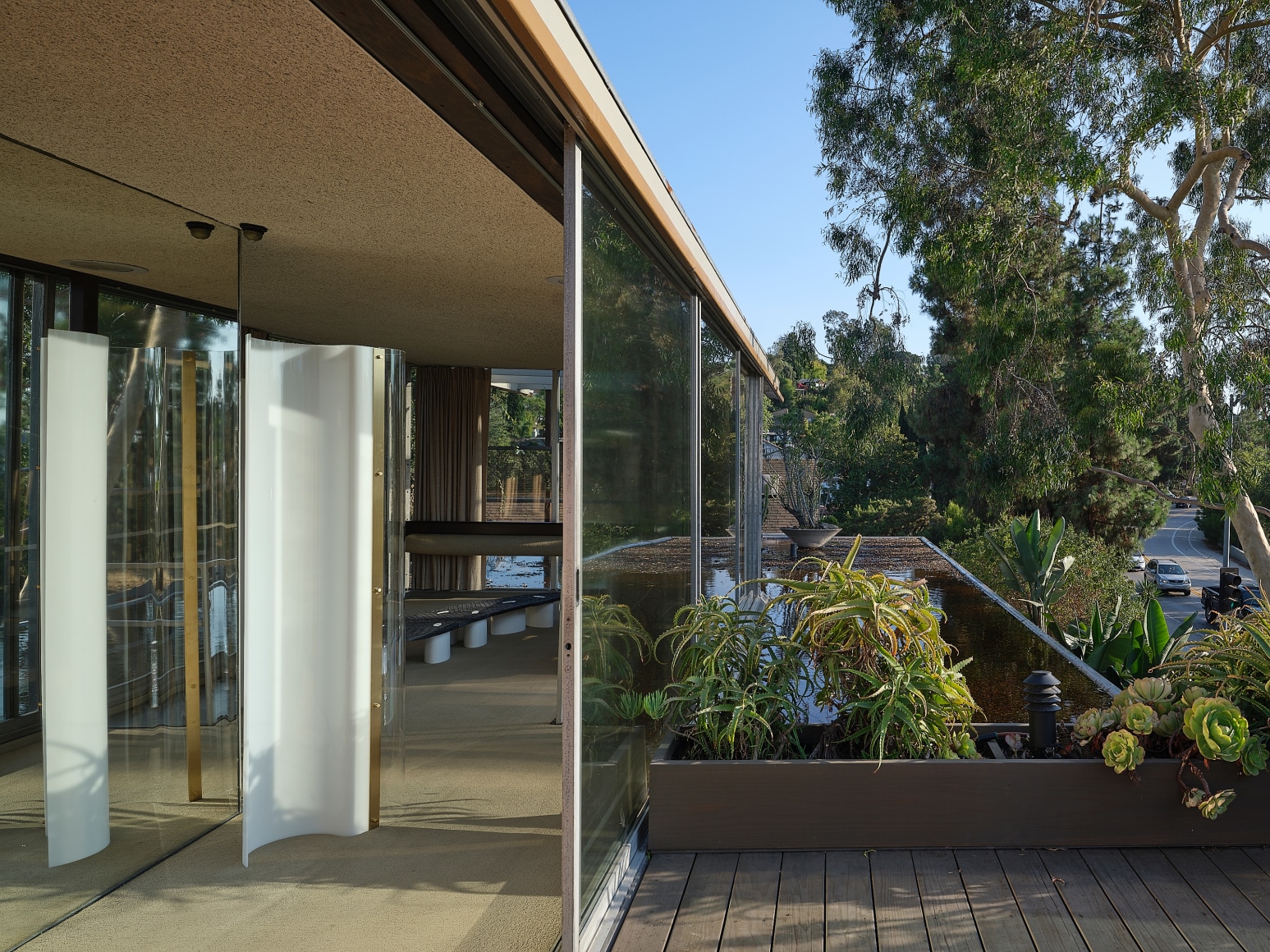 installation view leonor antunes: discrepancies with e.s. (in company),&nbsp;neutra vdl house, 2025. photo elon schoenholz, 
