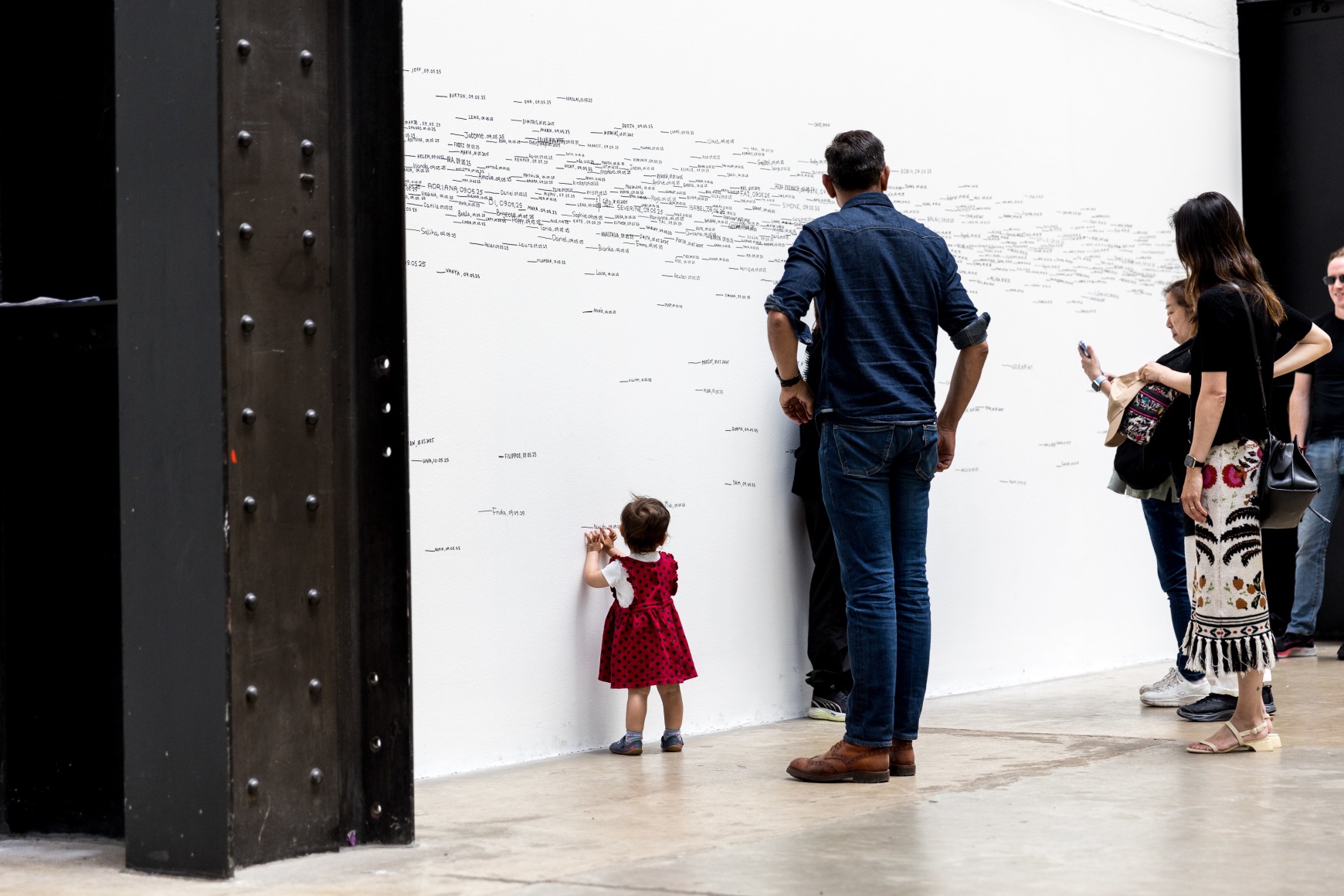 vista de instalaci&oacute;n roman ondak: measuring the universe, tate modern, 2025. foto: shani monica
