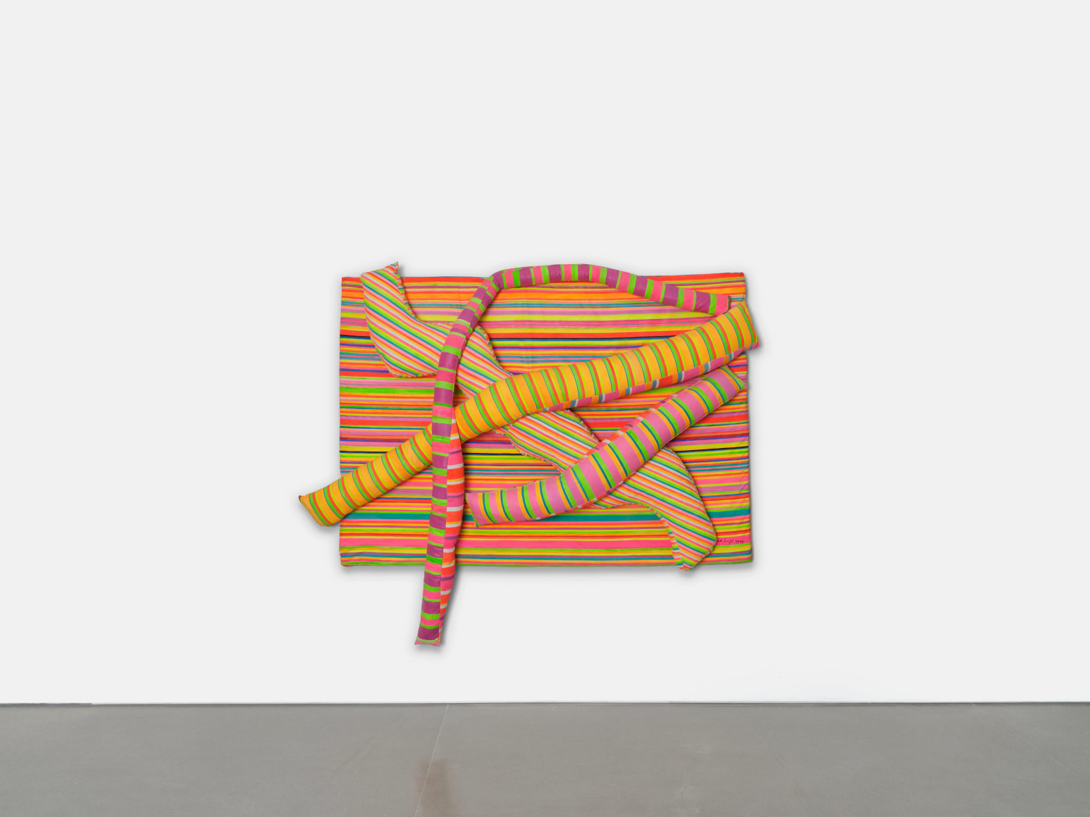 marta minuj&iacute;n&nbsp;mundo er&oacute;tico fluo, 2015, pintura fluorescente y laca sobre tela de colch&oacute;n con gomaespuma.