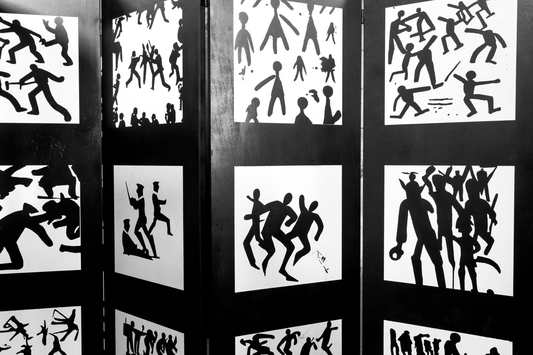 installation view carlos amorales: battle, 2025,&nbsp;contemporary art space kula, 2025. photo: kula, split and glorija lizde