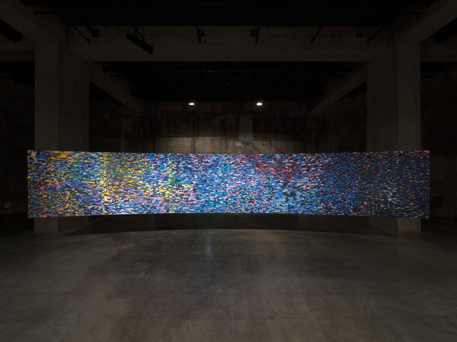 vista de instalaci&oacute;n&nbsp;oscar murillo. the flooded garden. tate modern, 2024 foto: tim bowditch, cortes&iacute;a del artista. copyright &copy; oscar murillo⁠