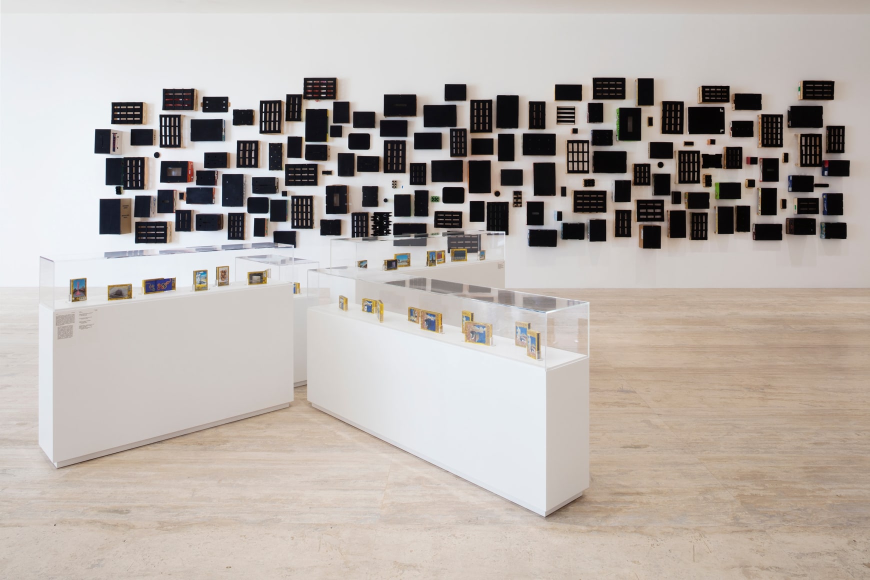 abraham cruzvillegas, vista de instalaci&oacute;n de haussmannian leftovers: richard lenoir, excepciones normales: arte contempor&aacute;neo en m&eacute;xico, museo jumex, ciudad de m&eacute;xico, 2021