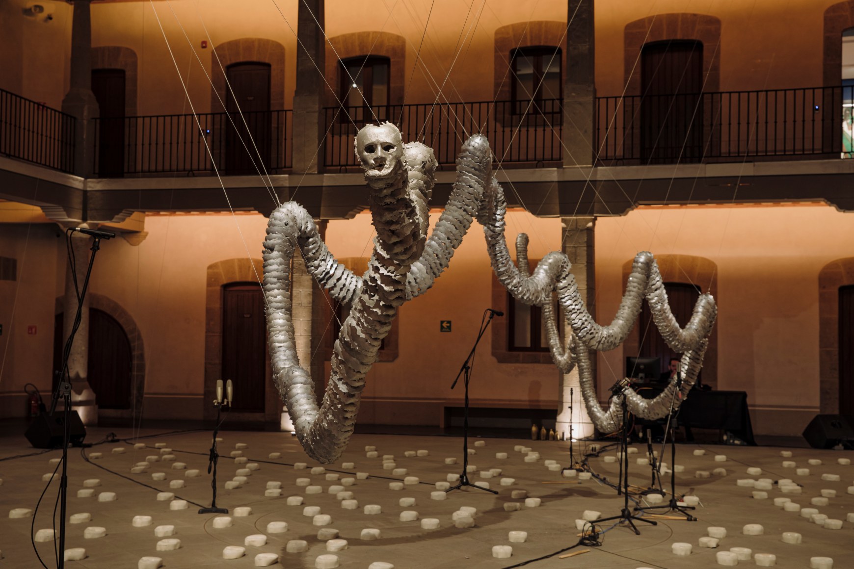 carlos amorales, la serpiente de los d&iacute;as,&nbsp;museo kaluz, ciudad de m&eacute;xico, 2022. foto: traves&iacute;as media.